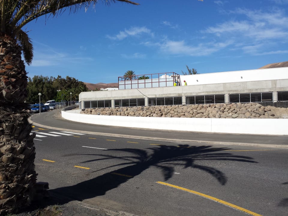 Neuer Shoppingcenter vorm Hotel allsun App.-Hotel Esquinzo Beach