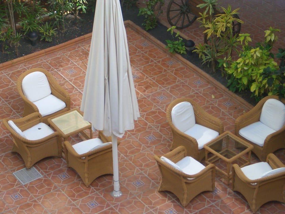 Blick vom Balkon auf Terrasse/Gartenanlage Barceló Corralejo Bay - Adults only