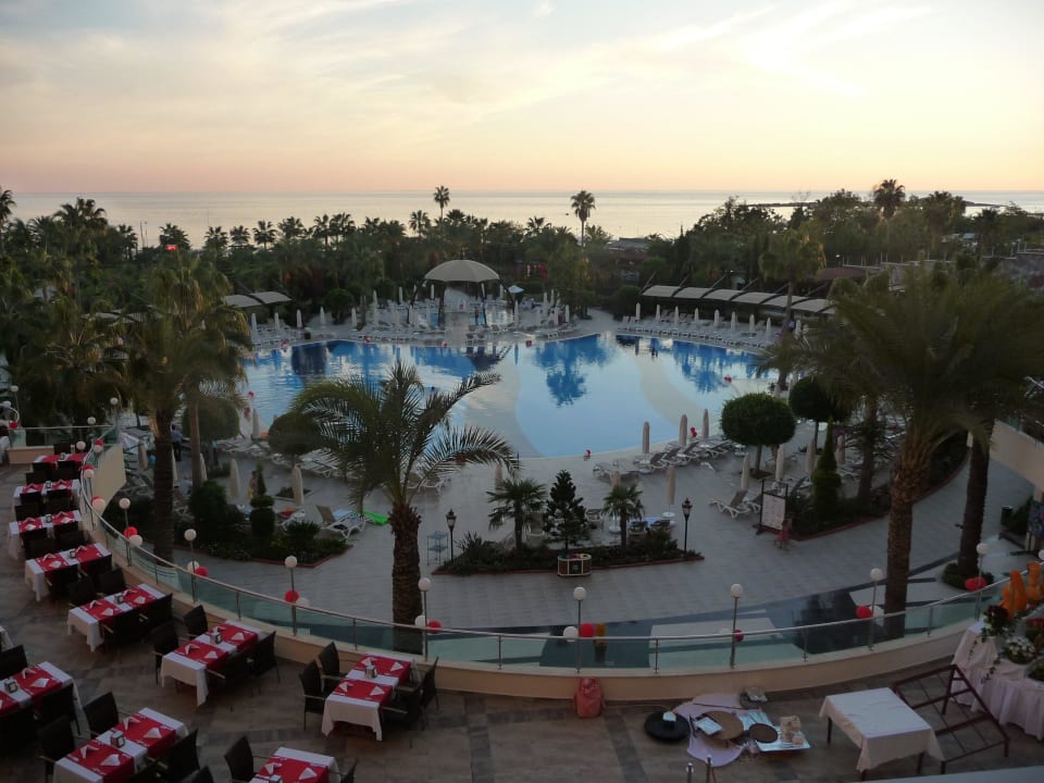 Aussenterrasse mit Blick auf den Pool Saphir Resort & Spa