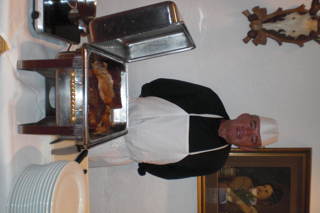 Der Koch serviert das Fleisch Hotel Central