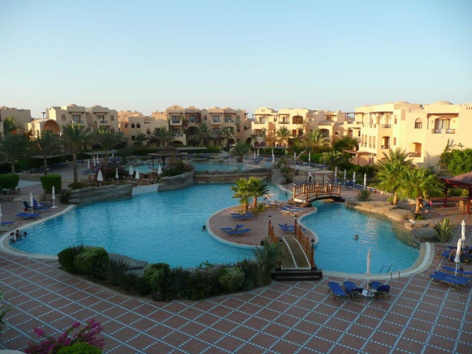 Pool von der oberen Terrasse aus gesehen Steigenberger Coraya Beach - Adults only