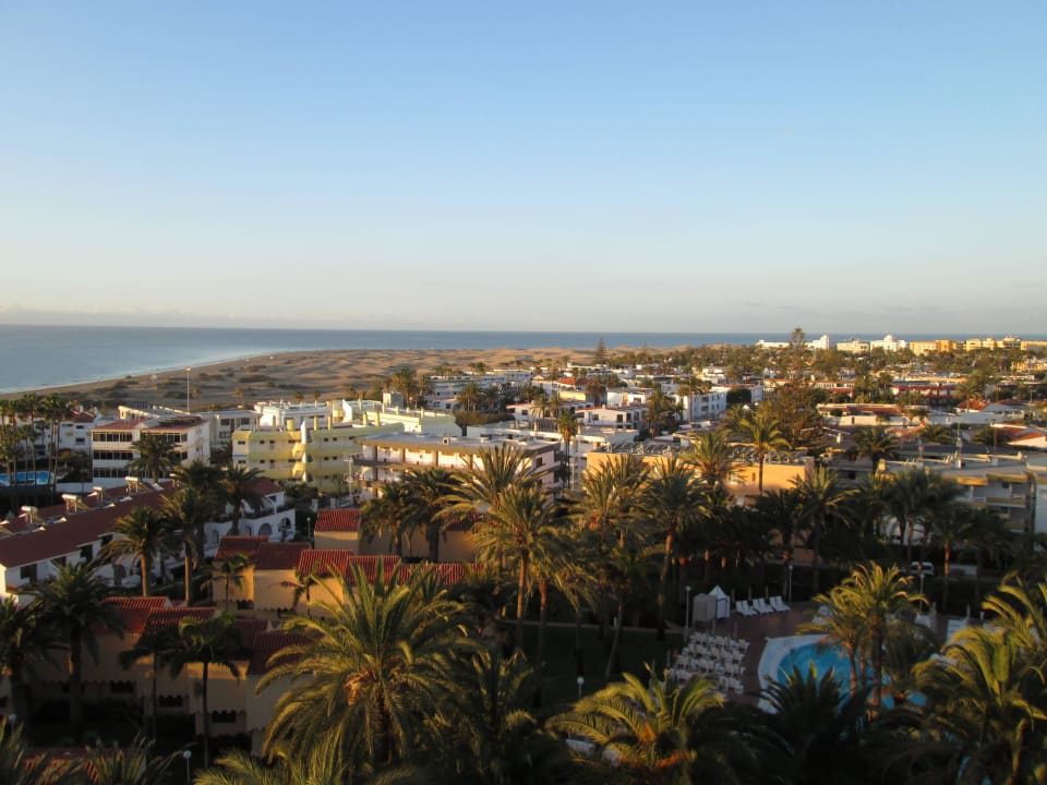 In der Morgensonne, ein Blick zum Strand Hotel Riu Palace Palmeras