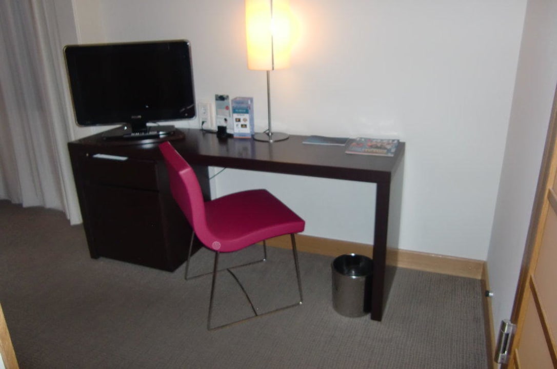 Schreibtisch und Fernseher Novotel Hamburg City Alster