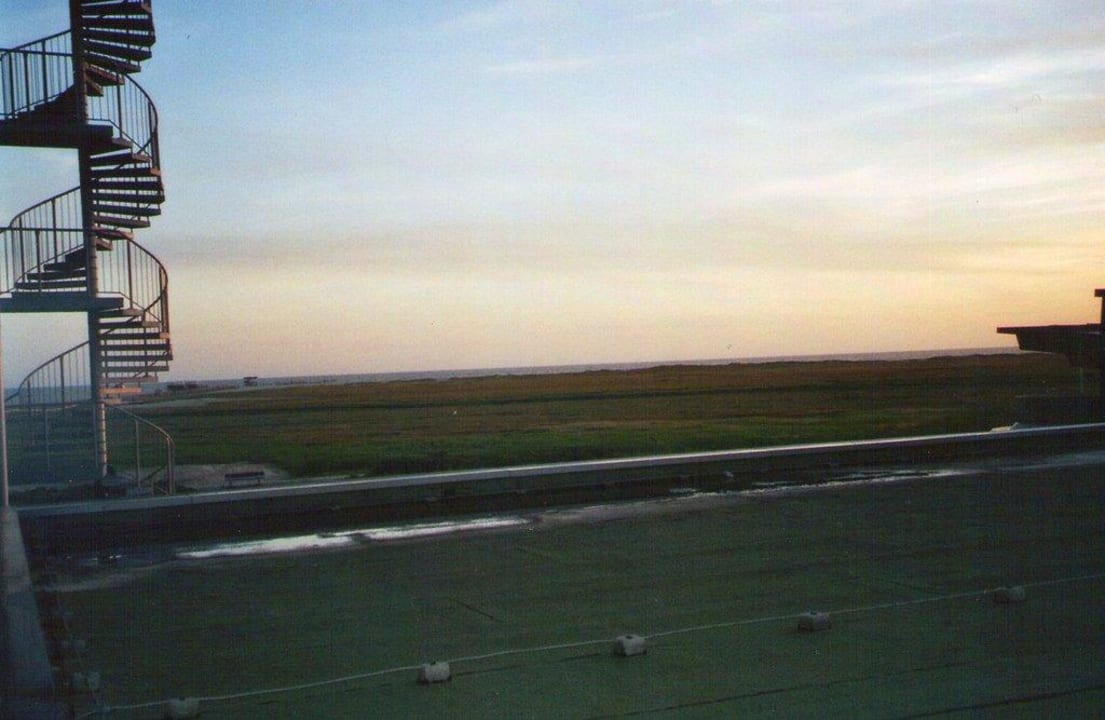 Blick aus EZ über Dach EG auf Nordsee und Nottreppe Strandgut Resort