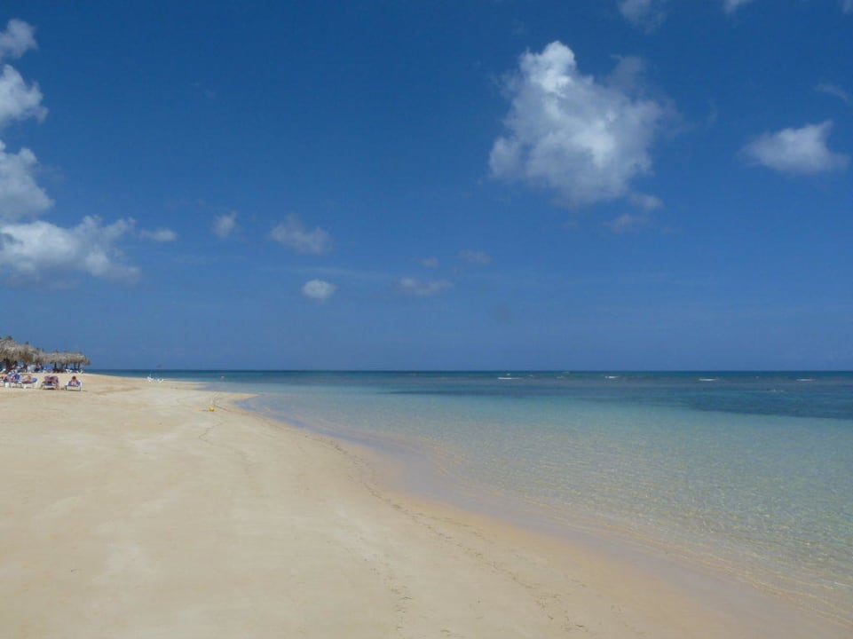 Hotel-Strand am Vormittag Bahia Principe Grand El Portillo