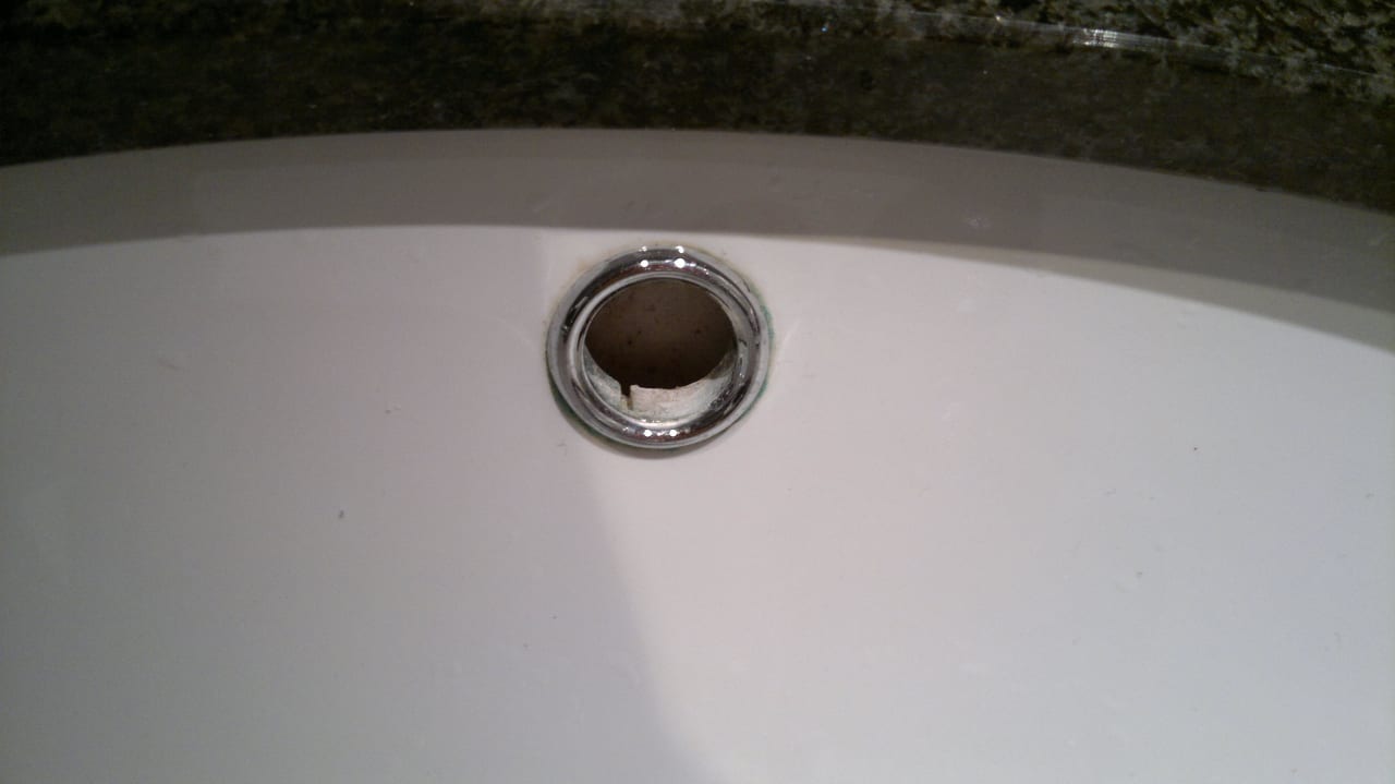 Schmutz und Schimmel ab Waschbecken Leonardo Hotel Düsseldorf Airport - Ratingen