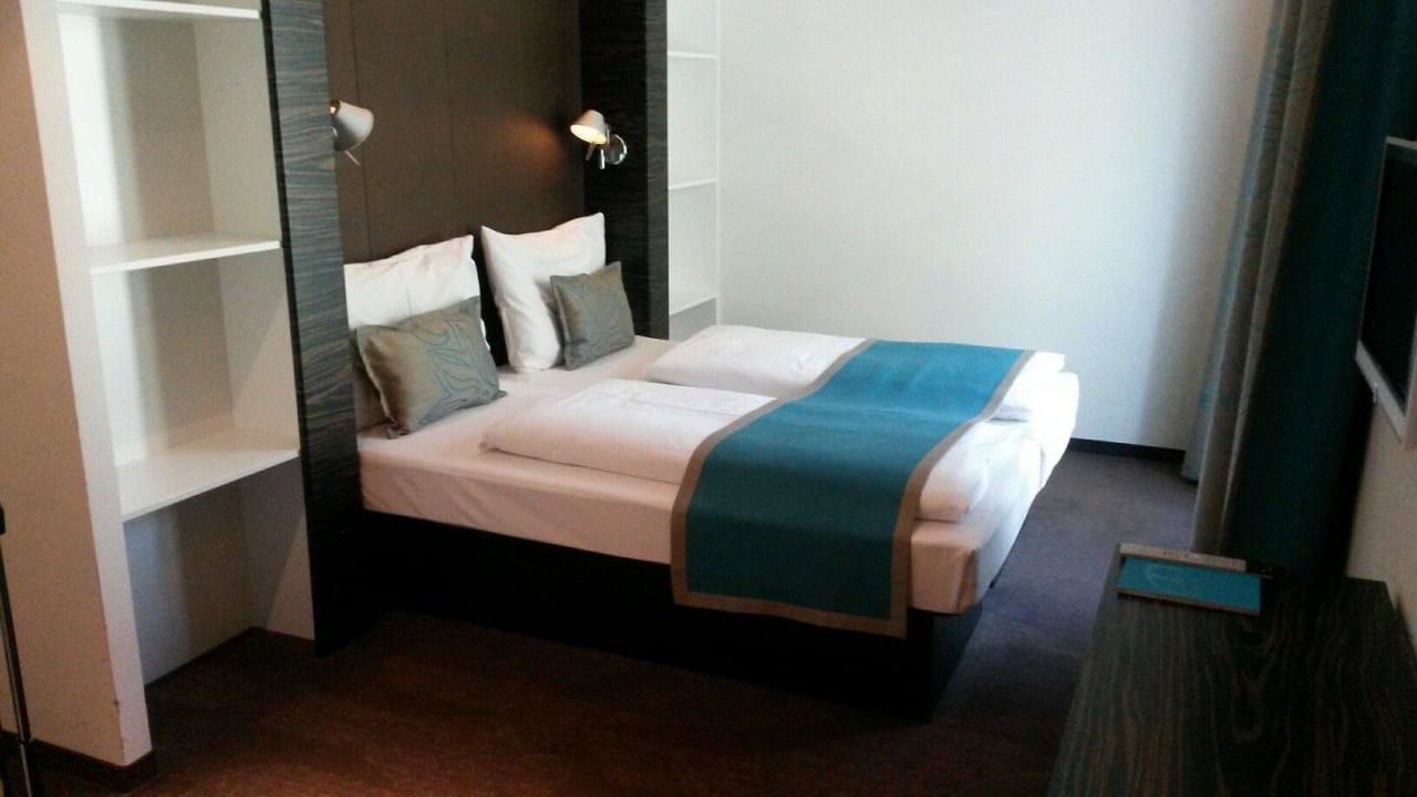 Bett Motel One Salzburg-Mirabell