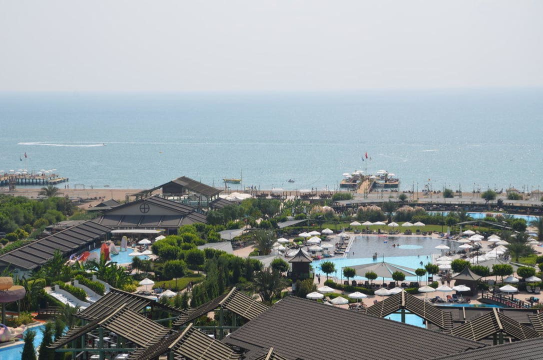 Blick über die Gartenanlage zum Strand Limak Lara Deluxe Hotel & Resort