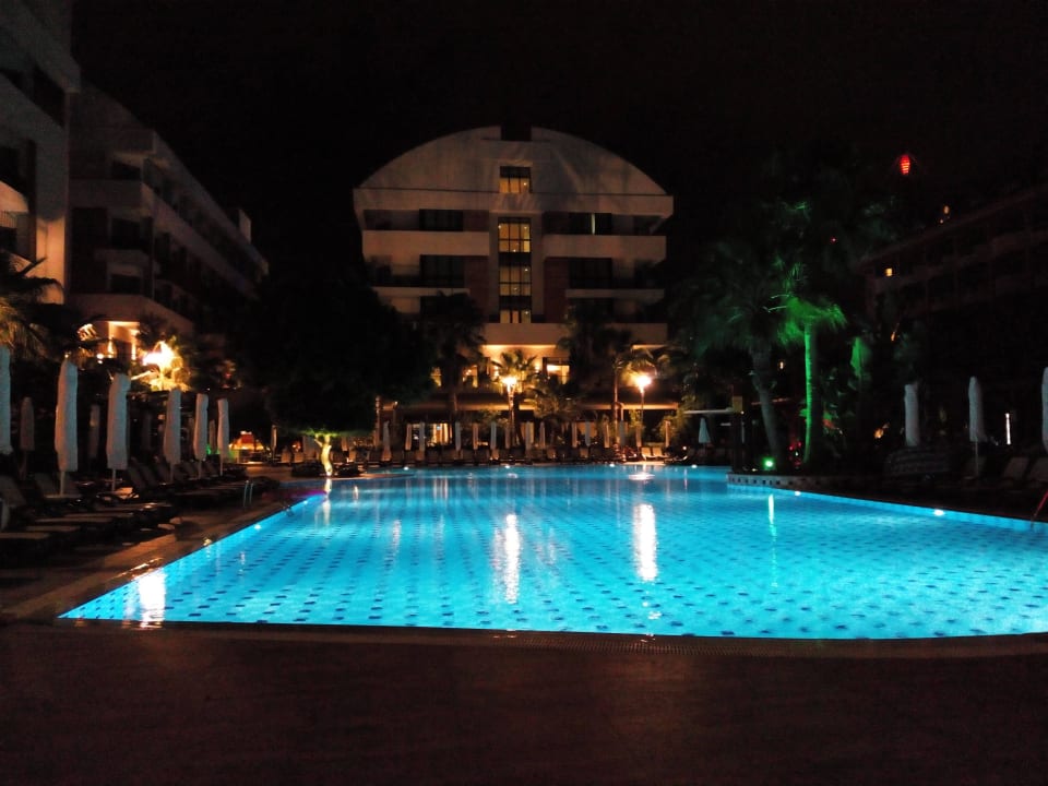 Blick Richtung Lobbybarterrasse und Restaurant Port Side Resort Hotel