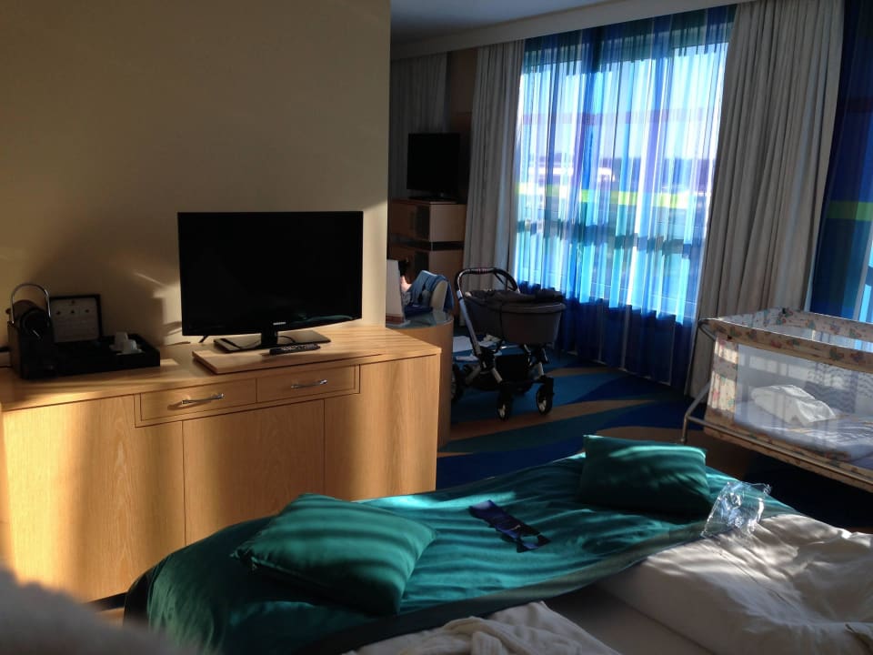 Blick vom Bett Richtung Sitzecke (nicht auf Bild) ScanHotels City Rostock