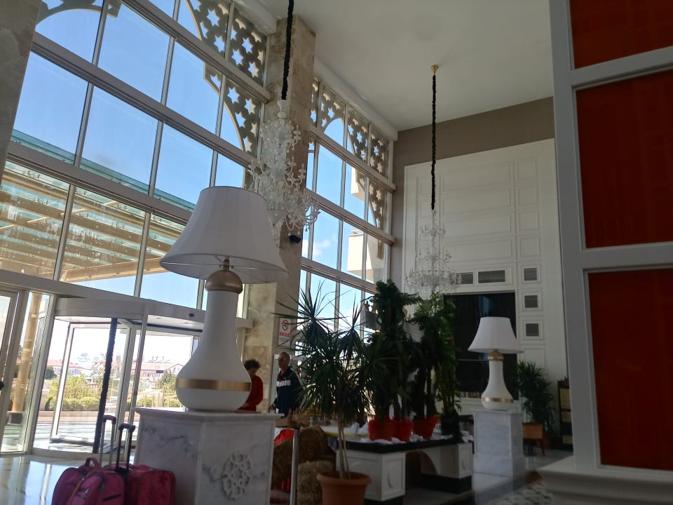 Lobby Well Palace Side