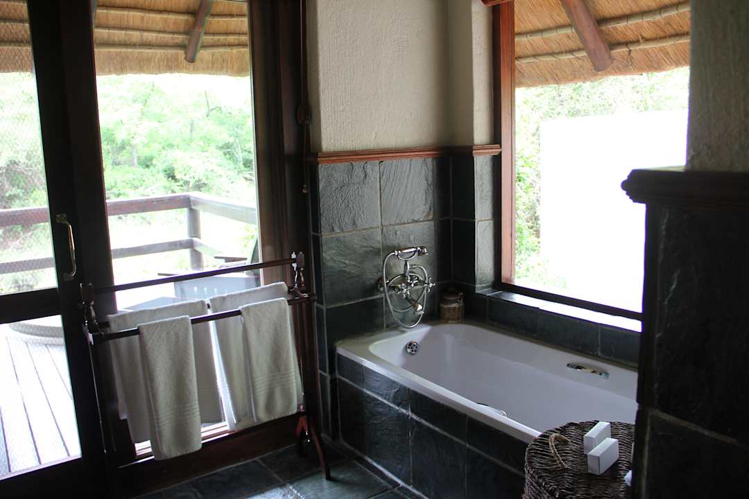 Helles Badezimmer, mit Innen- und Aussendusche Sabi Sabi Little Bush Camp