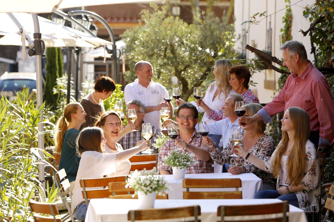 Mediterraner Innenhof lädt zum Frühstücken ein gants gemütlich im Weisenheimer Hof