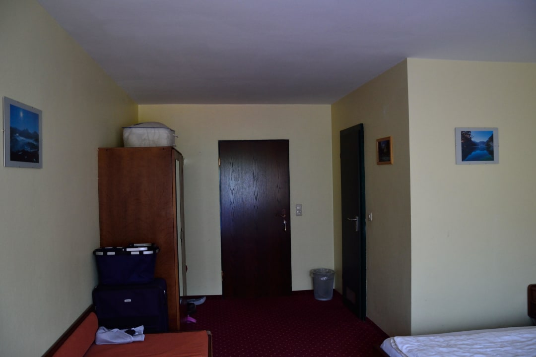 Eingangtüre, rechts davon Bad.  Alpensport-Hotel Seimler