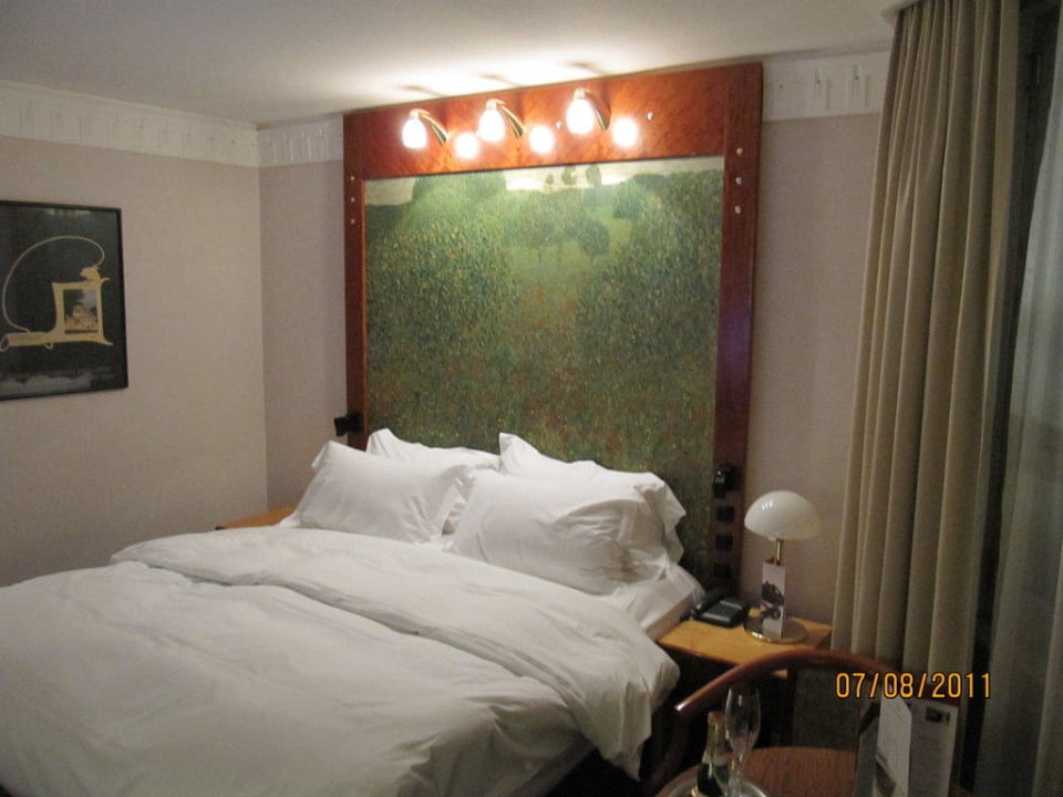 Das Bett superschön mit Motiv von Gustav Klimt Hotel Am Konzerthaus - MGallery
