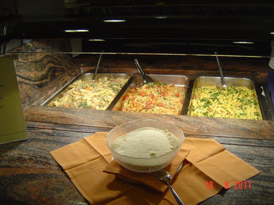 Bunt gemischtes Nudelbuffet Hotel Luna