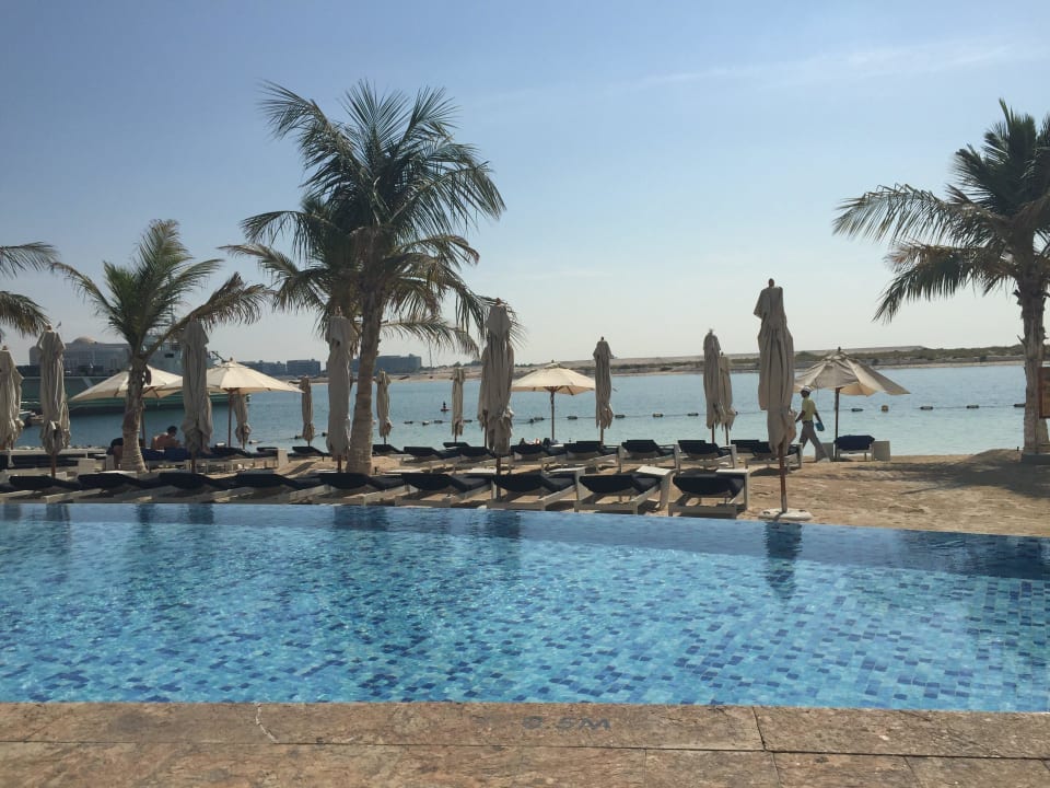Ein Blick von der Liege Conrad Abu Dhabi Etihad Towers