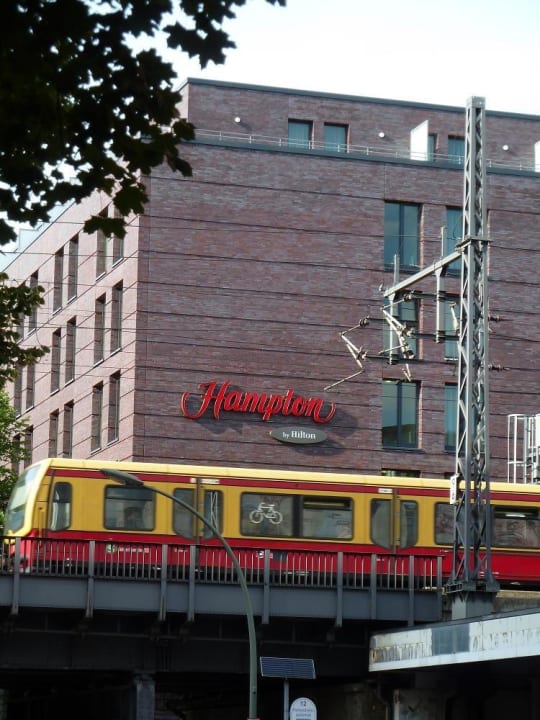 Trotz S-Bahn wir hörten in den Zimmer keinen Laut Hampton by Hilton Berlin City West