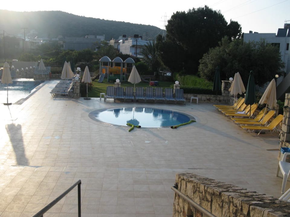 Kinderpool mit Spielplatz im Hintergrund Eurohotel Katrin Hotel & Bungalows