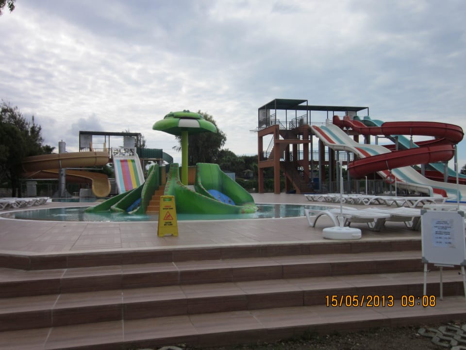 Бассейн с горками Club Turtas Beach Hotel