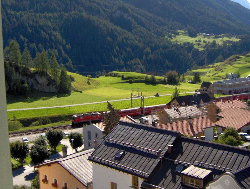 Blick zum Bahnhof Hotel Aurora