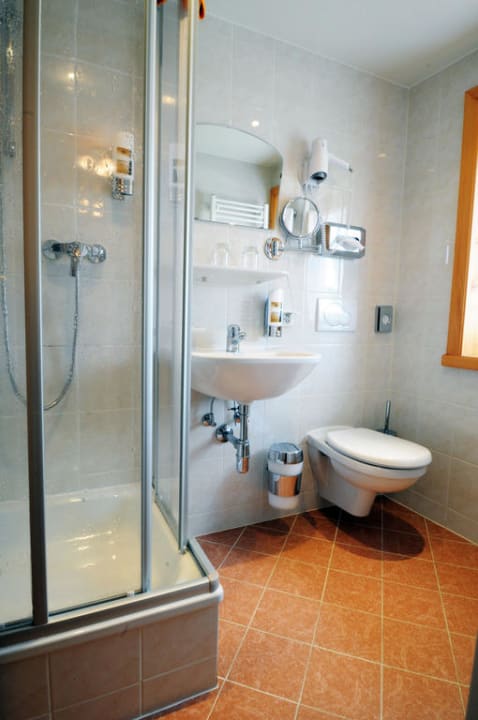 Ein Badezimmer mit Dusche Pension Riedlhof