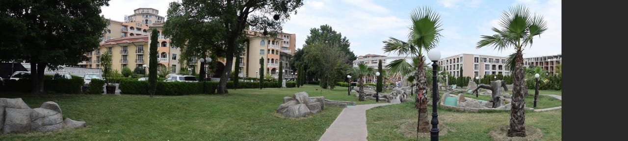 Park przed hotelem Royal Park Hotel & Aqua park