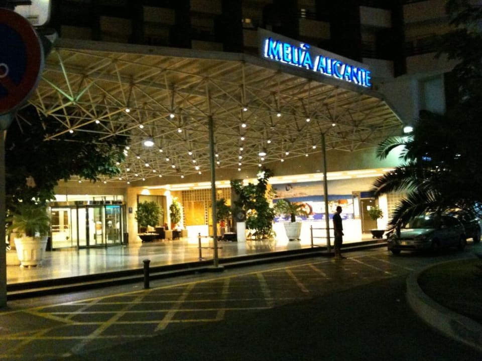 Eingang bei Nacht Hotel Meliá Alicante