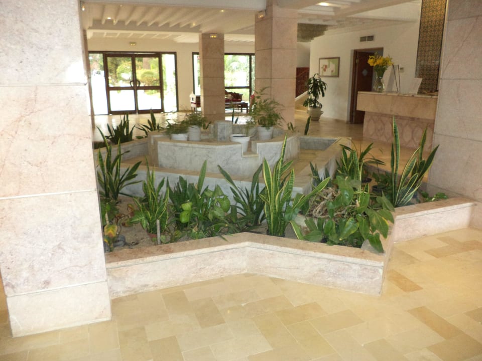 Durchgang zum Strand mir kleiner Reception The Orangers Beach Resort and Bungalows