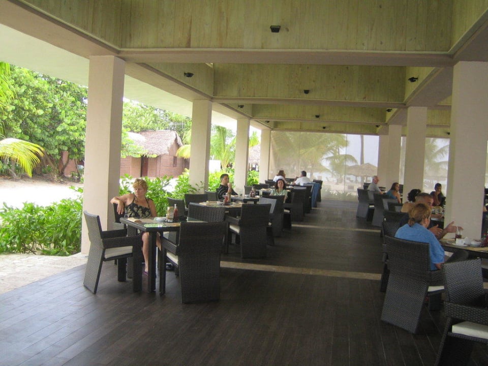 Strandrestaurant für delikate Mittagssnacks Catalonia Royal Bavaro - Adults only