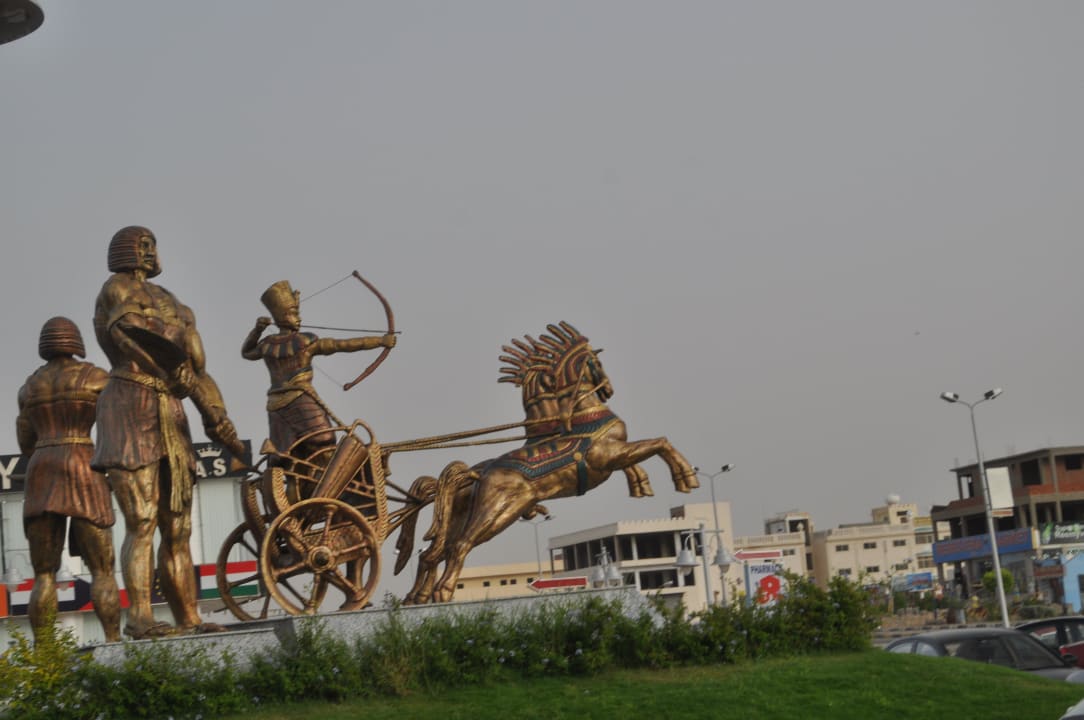 Przed hotelem Mirage Bay Resort & Aqua Park