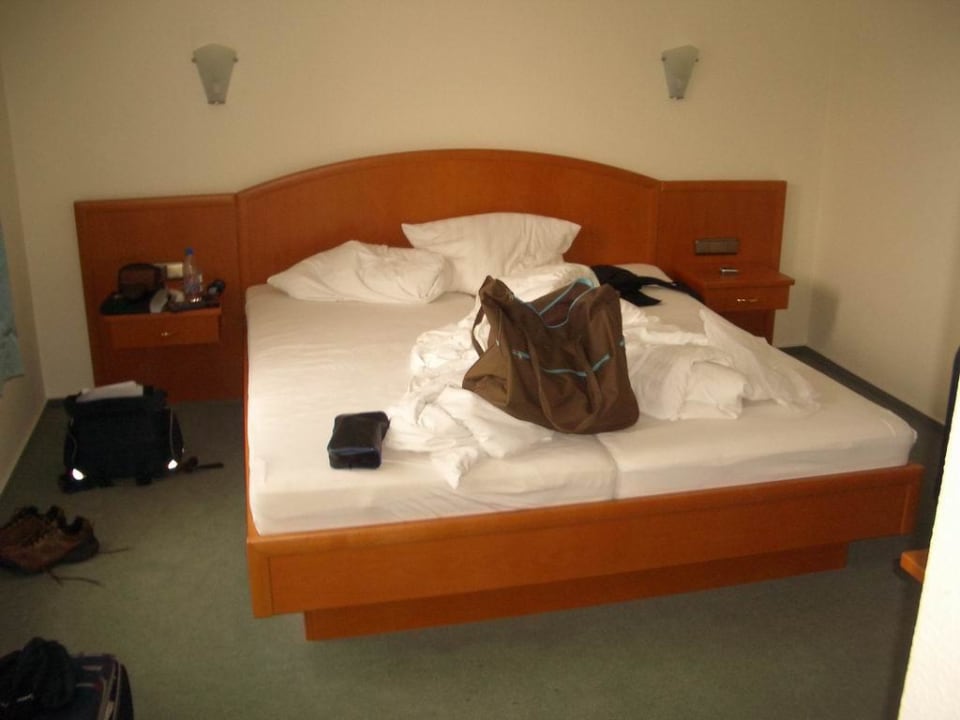 Doppelbett im Zimmer Hotel Butjadinger Hof