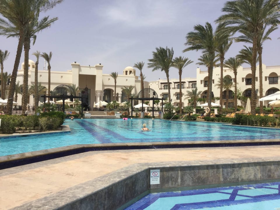 Blick über den Pool zum Restaurant Pickalbatros Palace Hotel-Port Ghalib