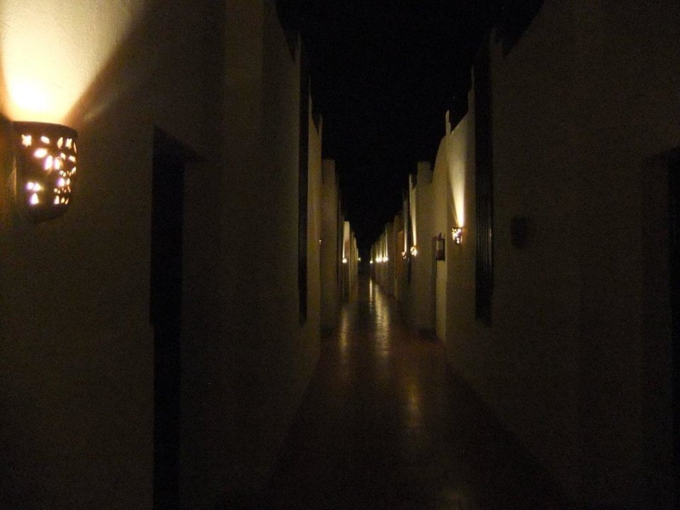 Weg zum Zimmer abends Three Corners Sea Beach Resort