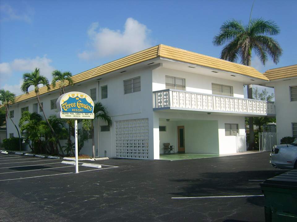 Parkplatz vor den Gebäuden 3 Crowns Resort