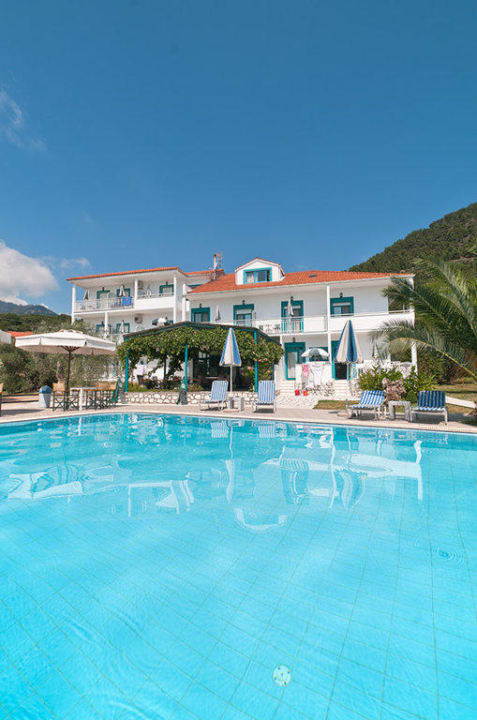 Pool mit Blick zum Hotel Hotel Dimitris