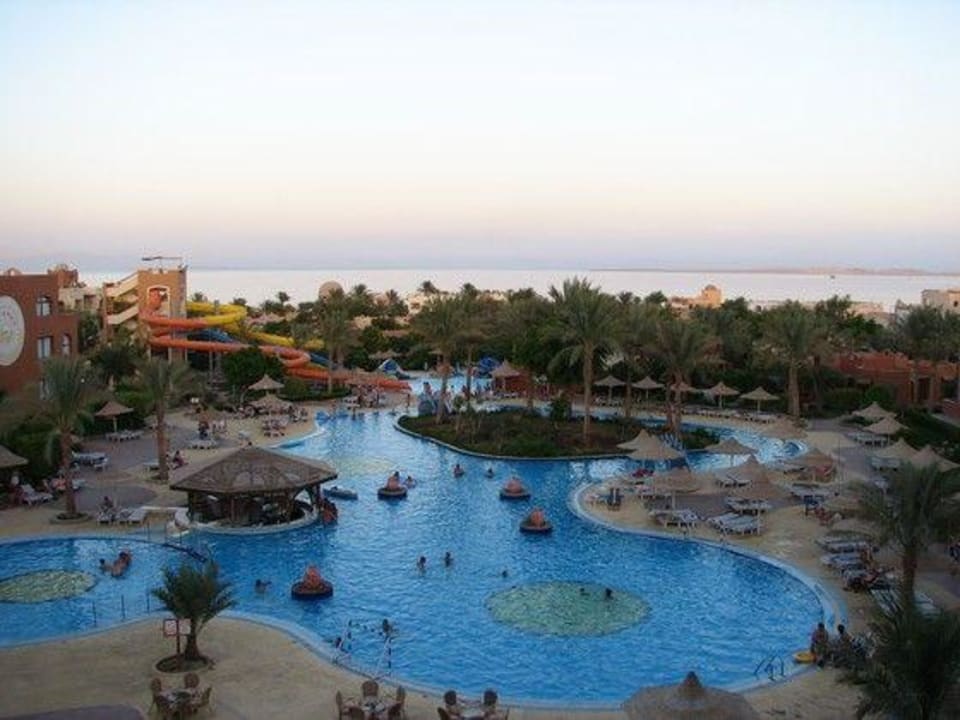 Widok na wnętrze hotelu z dachu Hotel Nubian Village