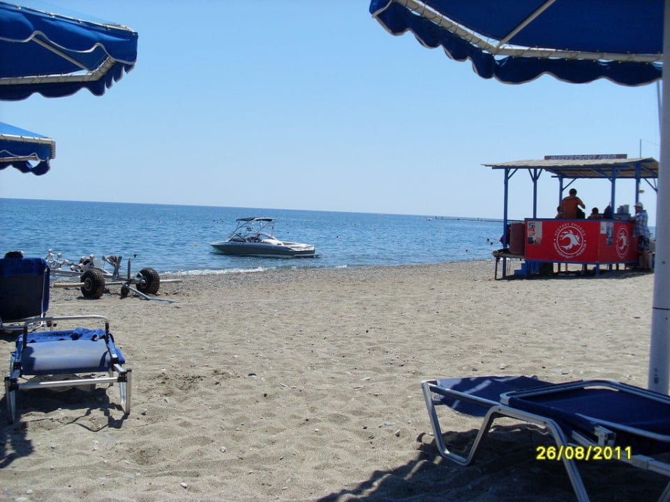 Rechts im Bild Wassersportzentrum Mitsis Rodos Village