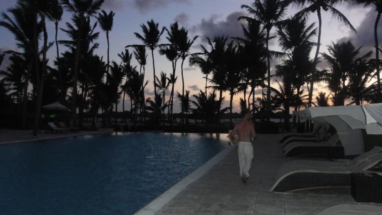 Infinitypool morgens um 6 Uhr. Catalonia Royal Bavaro - Adults only