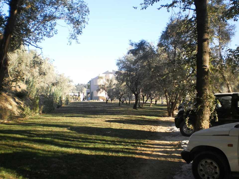 Blick vom Parkplatz zur hinteren Anlage Atlantica Eleon Grand Resort, Tragaki
