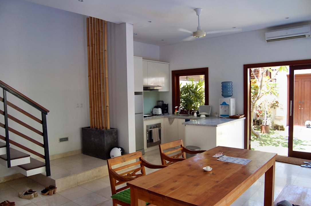 Wohnzimmer mit Küche und Aufgang nach oben Villa Vanilla