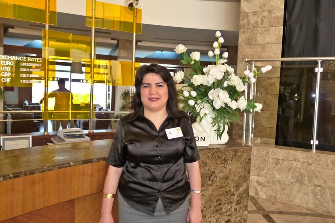 Die Top Office Managerin  Saturn Palace Resort Hotel