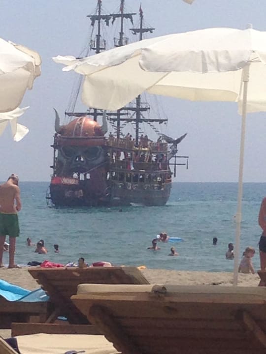 Strand mit Partyschiff Blue Diamond Alya