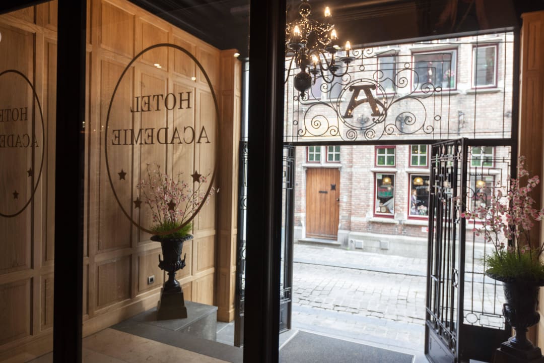 Entrance Hotel Academie