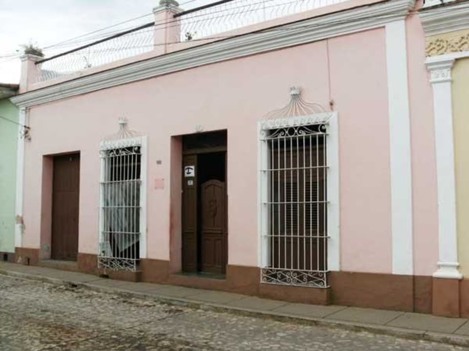 Frente Hostal Buri y Nesti Hostal Buri y Nesti