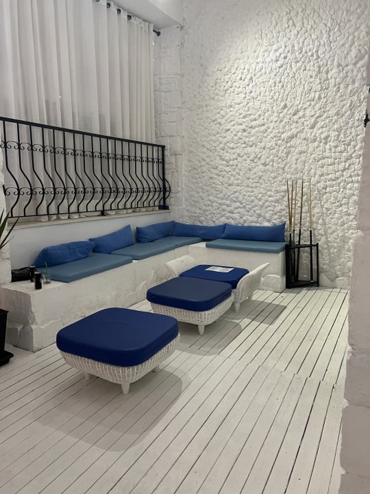 Lobby Charm Beach Hotel