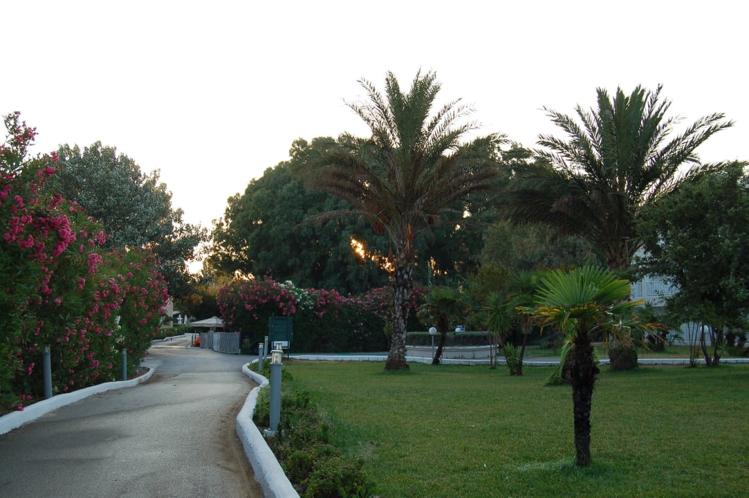 Auf dem Weg zum Speisesaal Sandy Beach Resort