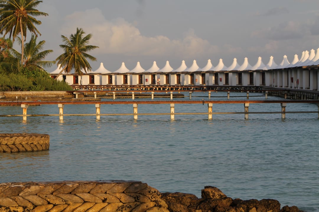 Blick auf einige der Wasserbungalows Cinnamon Hakuraa Huraa Maldives