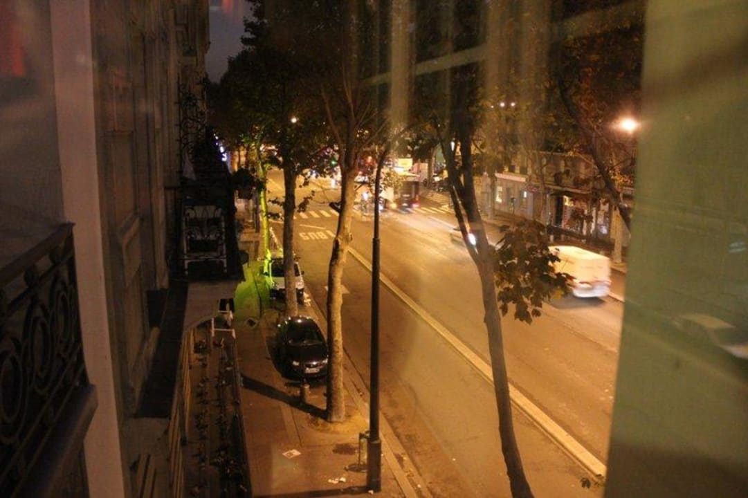 Die Hauptverkehrsstraße nach unten ibis Hotel Paris Ornano Montmartre Nord