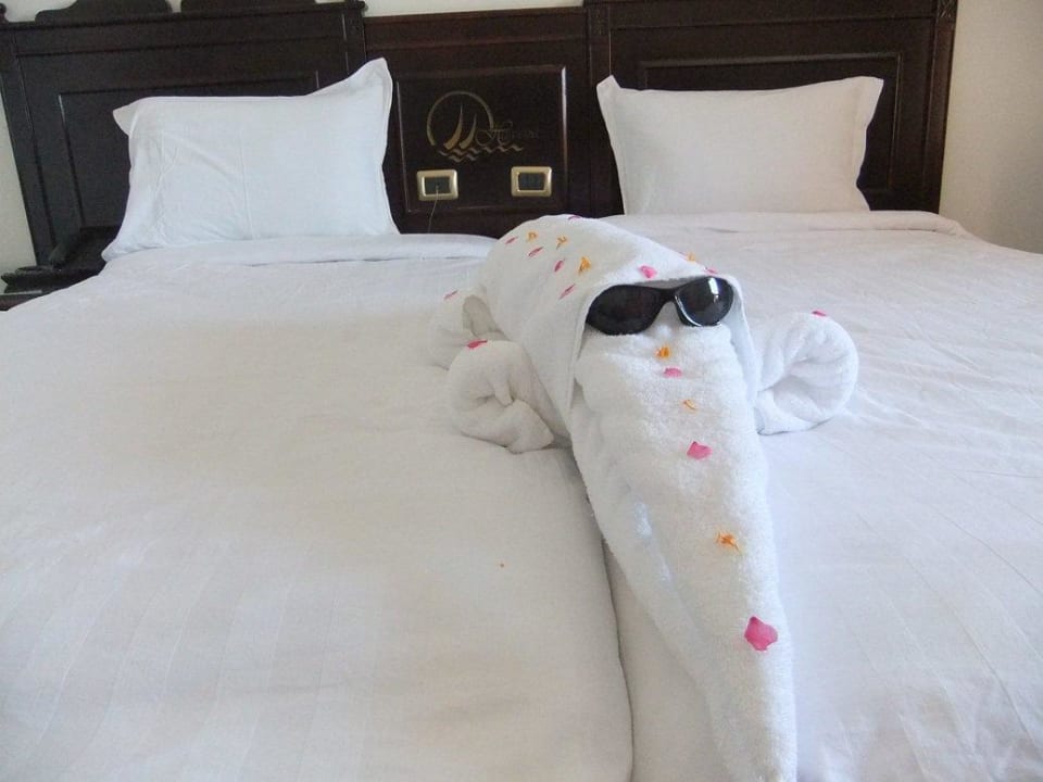 Täglich neue Dekoration auf dem Bett Three Corners Happy Life Beach Resort